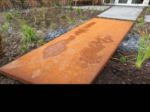 Cortenstaal-brug-tuin-waterloop