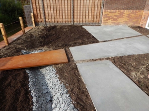 Moderne-tuin-beton-terras-woonbeton-betonvloer-polybeton-gepolierd-2