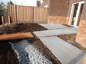 Moderne-tuin-beton-terras-woonbeton-betonvloer-polybeton-gepolierd-7
